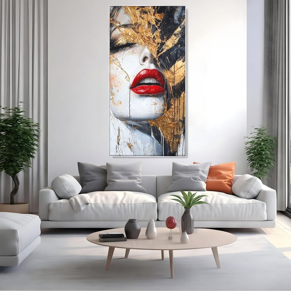 Tablou canvas cu tablou canvas cu chip de femeie si buze rosii, in rama de aluminiu argintiu, pe perete intr-un living